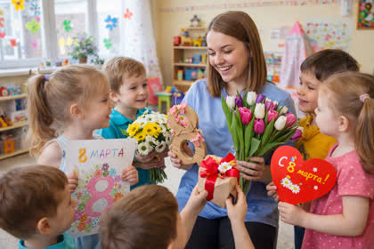 Что подарить воспитателю на 8 марта:от классических подарков до необычных решений