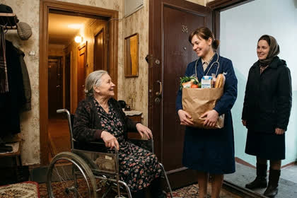 Социальная сиделка для пожилых и лежачих больных: кому она положена и как оформить помощь